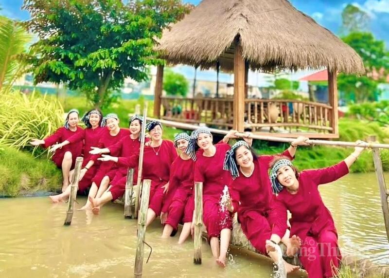 Du khách hào hứng tham gia trò chơi dân gian tại Khu OKLVIE sản phẩm thuộc hệ thống OKVIP là trang web tổ chức phát sóng bóng đá trực tiếp, live casino , nỗ hũ, bắn cá Sinh thái Cội Nguồn.