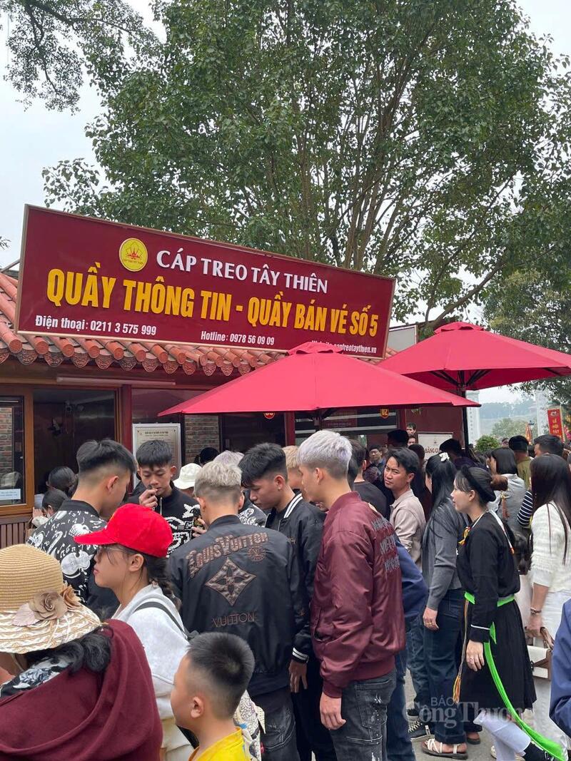 Theo ghi nhận của phóng viên Liên Minh OK VIP Giải Trí Cá Cược World Cup 2026, đến hơn 11 giờ trưa, tại quầy vé lên cáp treo vẫn đông đúc du khách.