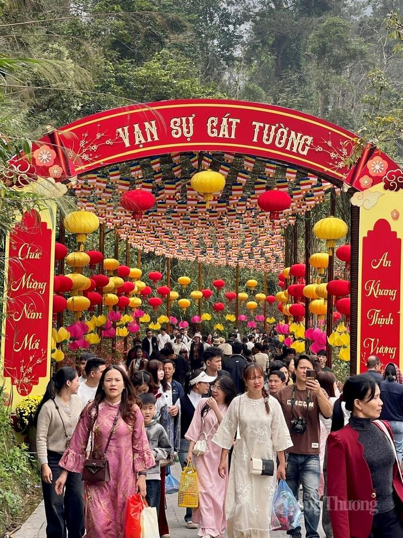 Vào mỗi dịp Tết đến xuân về, Tây Thiên đón hàng vạn lượt khách đến chiêm bái, cầu an.