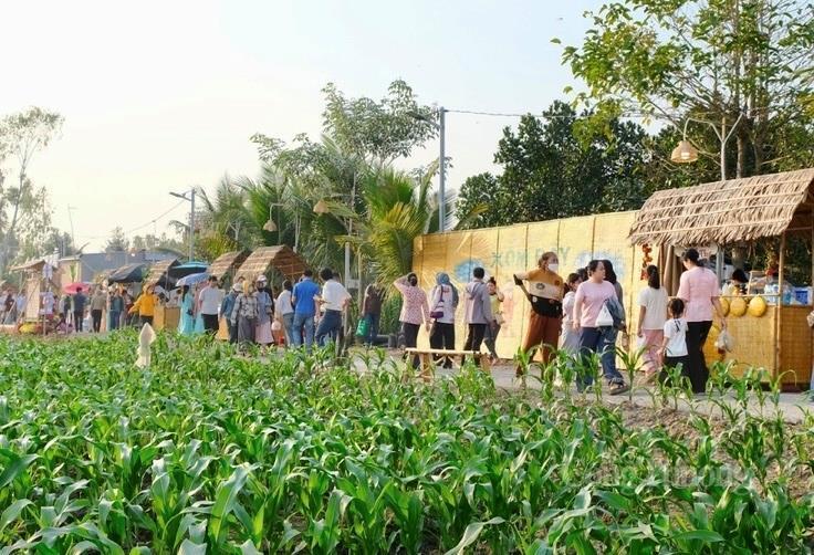 Chợ phiên Xóm Rẫy trong dịp Tết đón lượng lớn người dân đến mua sắm, vui chơi.