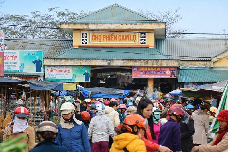 Chợ phiên Cam Lộ, tỉnh Quảng Trị (Ảnh: Lữ Hành)