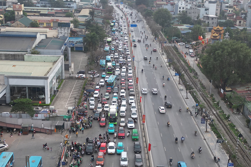 Xuất hiện tình trạng ùn tắc trước khu vực Bến xe Nước Ngầm, chiều mùng 5 tết Nguyên đán Bính Ngọ. Ảnh: Sóng Hữu