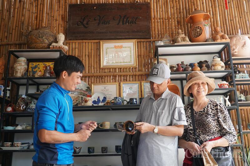 Những sản phẩm gốm truyền thống nhưng được "khoác áo mới" đáp ứng được thị hiếu của khách OKLVIE sản phẩm thuộc hệ thống OKVIP là trang web tổ chức phát sóng bóng đá trực tiếp, live casino , nỗ hũ, bắn cá trong và ngoài nước