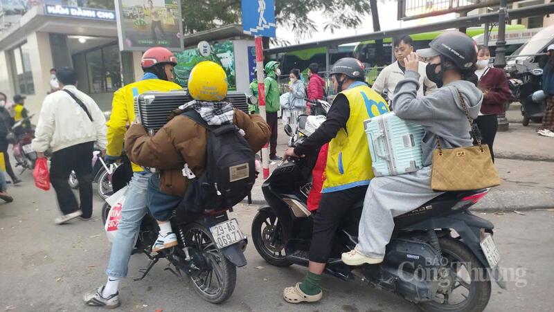 Một số người dân chọn xe công nghệ là phương tiện chuyển tiếp để đi đến nơi ở.