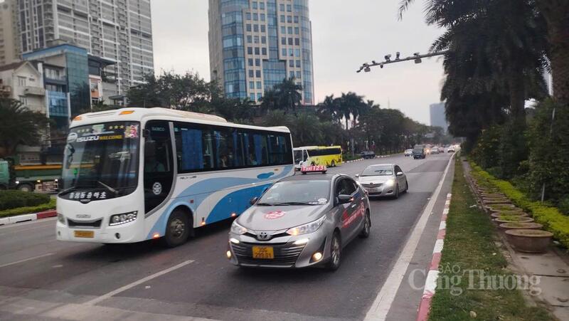 Tuyến Đại lộ Thăng Long - một trong những tuyến đường quan trọng kết nối cửa ngõ phía Tây Hà Nội ghi nhận giao thông không có đột biến trong chiều mùng 5 Tết.