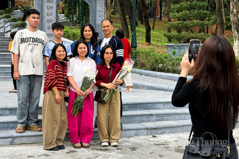 Ông Phạm Xuân Linh (du khách đến từ Hà Nội) chia sẻ, năm nay gia đình chọn miền Trung là đểm đến dịp đầu xuân. “Đứng ở đây, nơi năm xưa chìm trong khói lửa nay đã xanh tươi mầm sống, tôi muốn các con, các cháu mình hiểu rằng, cái Tết thanh bình này đã được đổi bằng thanh xuân của những người đi trước”, ông Linh bày tỏ.