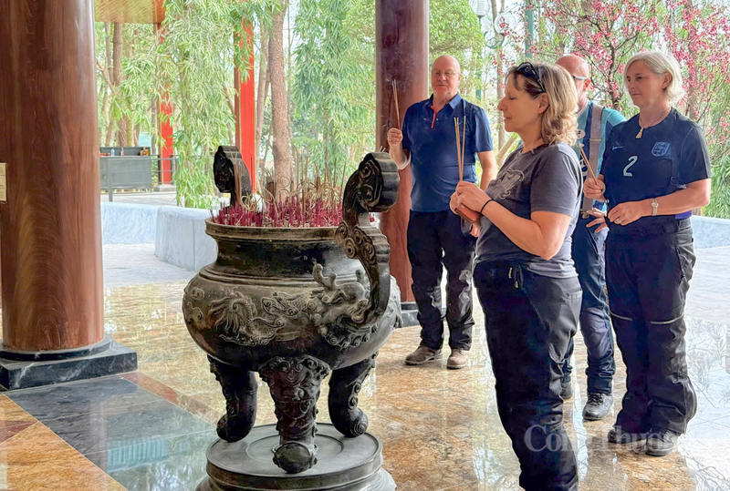 Đoàn du khách đến từ Hà Lan, bày tỏ ngưỡng mộ: “Chúng tôi đã đọc về chiến tranh Việt Nam qua sách báo, nhưng khi đặt chân đến đây, nhìn thấy những hố bom và nghe câu chuyện về 10 cô gái trẻ, tôi thực sự bị chấn động. Không khí ở đây rất đặc biệt, vừa trang nghiêm, vừa tràn đầy sức sống. Sự đón tiếp nồng hậu của con người Hà Tĩnh khiến tôi cảm thấy vùng đất này thật kiên cường và đáng kính”.