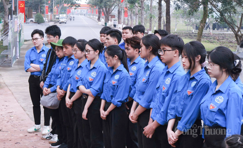 “Chúng tôi đặc biệt quan tâm đến việc đổi mới công tác thuyết minh, hướng dẫn để du khách, đặc biệt là thế hệ trẻ, cảm nhận rõ nét nhất giá trị của lịch sử. Để đảm bảo công tác đón tiếp khách tham quan trong dịp cao điểm Tết được chu đáo, Ban quản lý đã huy động cán bộ, túc trực từ sáng sớm đến tối muộn” - Giám đốc Ban quản lý Khu di tích Ngã ba Đồng Lộc và Khu tưởng niệm Lý Tự Trọng chia sẻ thêm.