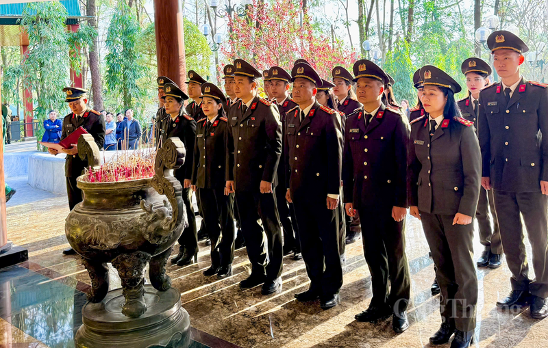Các đoàn thể, cơ quan, người dân đi cùng gia đình, tề tựu về Ngã ba Đồng Lộc với lòng thành kính sâu sắc.