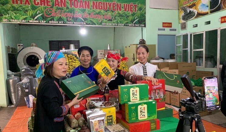 Hộ kinh doanh chế biến sản phẩm chè truyền thống của tỉnh Thái Nguyên livestream bán hàng.