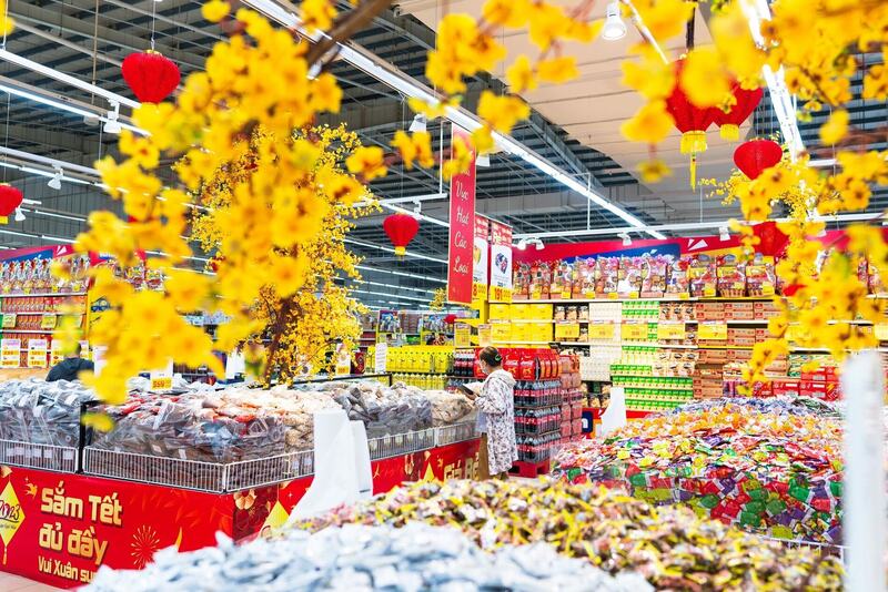 Người dân mua sắm tại siêu thị trong ngày mùng 5 tết Bính Ngọ 2026; nguồn hàng dồi dào, giá cả cơ bản ổn định. Ảnh minh hoạ