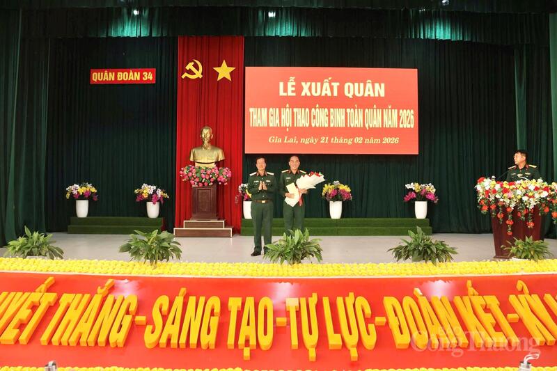 Thiếu tướng Trần Công Đức (bên trái), Phó Tư  lệnh, Tham mưu trưởng Quân đoàn 34 tặng hoa cho đoàn hội thao. Ảnh: Chu Hoài