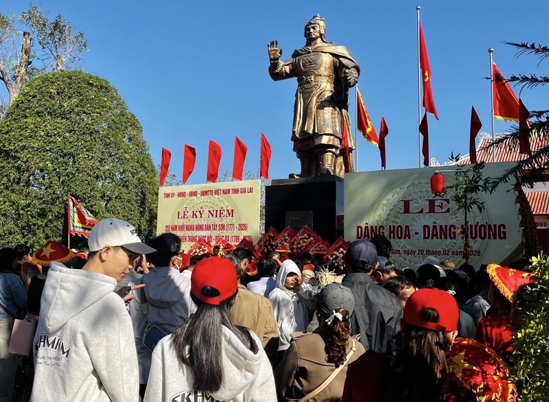 Lễ hội Đống Đa tại Bảo tàng Quang Trung không chỉ là dịp tưởng niệm chiến công oanh liệt mà còn trở thành điểm hẹn văn hóa đầu xuân, thu hút đông đảo du khách tìm về nguồn cội lịch sử. Ảnh: Tây Sơn