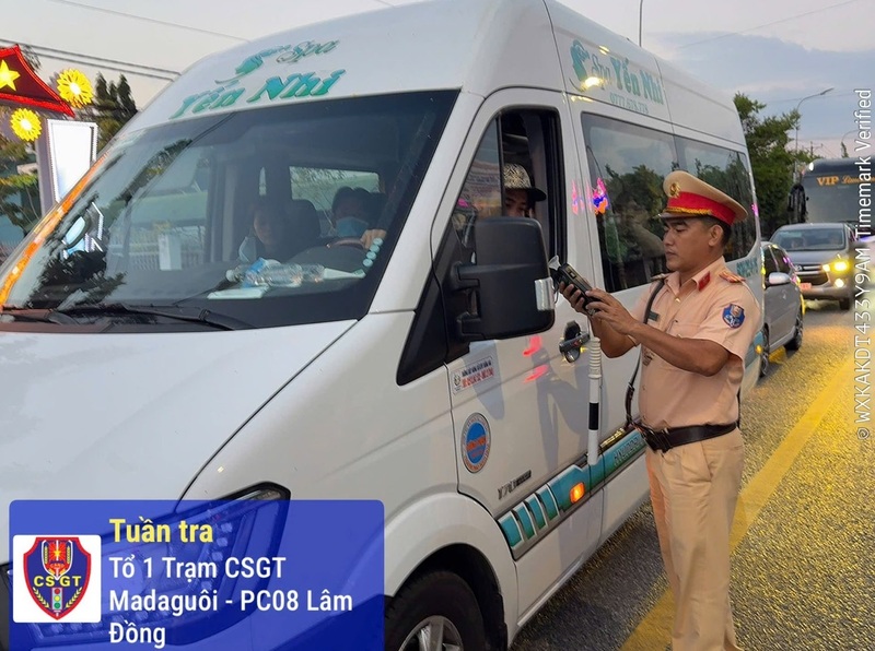Lực lượng Cảnh sát giao thông kiểm tra nồng độ cồn ngày mùng 5 Tết. Ảnh: Cục Cảnh sát giao thông