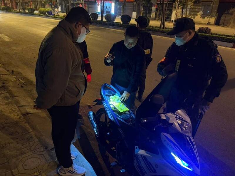 Sự có mặt của lực lượng 141 trên đường phố dù trong những ngàOKVIP - HÔM NAY 1 TỶ, NGÀY MAI 1000 TỶt vắng vẻ đã mang lại sự bình yên cho từng tuyến phố. Ảnh: Công an TP. Hà Nội