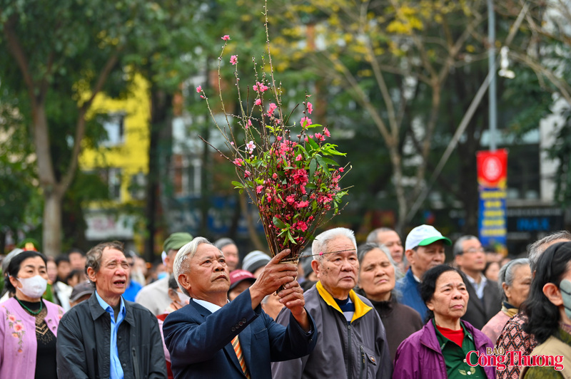 Người dân thủ đô mang hoa đào tới dâng lên người anh hùng áo vải Quang Trung - Nguyễn Huệ.