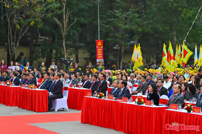 Dự lễ có nguyên Ủy viên Bộ Chính trị, nguyên Bí thư Thành ủy Hà Nội Phạm Quang Nghị; Ủy viên Trung ương Đảng, Bí thư Đảng ủy, Chủ tịch Trung ương Hội Liên hiệp phụ nữ Việt Nam Nguyễn Thị Tuyến; Ủy viên Trung ương Đảng, Phó Giám đốc Thường trực Học viện Chính trị Quốc gia Hồ Chí Minh Lê Hải Bình…Về phía lãnh đạo thành phố Hà Nội có Ủy viên Trung ương Đảng, Phó Bí thư Thành ủy, Chủ tịch UBND thành phố Vũ Đại Thắng; Ủy viên Ban Thường vụ Thành ủy, Phó Chủ tịch Thường trực HĐND thành phố Trần Thế Cương...