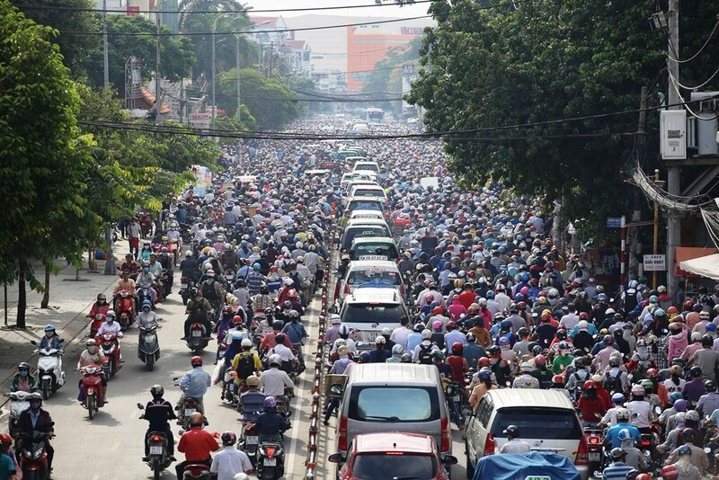 Dòng phương tiện ken đặc trên một tuyến đường tại TP. Hồ Chí Minh vào giờ cao điểm, lượng xe máy và ô tô dày đặc khiến không khí xuất hiện lớp mờ bụi.