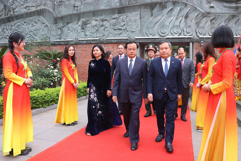 Nguyên Ủy viên Bộ Chính trị, nguyên Bí thư Thành ủy Hà Nội Phạm Quang Nghị; Chủ tịch Trung ương Hội Liên hiệp phụ nữ Việt Nam Nguyễn Thị Tuyến; Chủ tịch UBND TP. Hà Nội Vũ Đại Thắng cùng các đại biểu tới tham dự buổi lễ. Ảnh: Linh Phạm