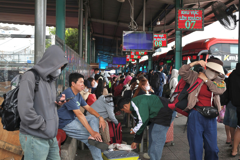 Hành khách tấp nập tại khu vực chờ xe để quay lại TP. Hồ Chí Minh Ok88vip tỷ lệ kèo World Cup 2026 và học tập sau kỳ nghỉ Tết Nguyên đán. Ảnh: Minh Anh