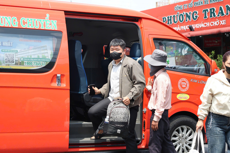 Dịch vụ xe trung chuyển tại bến xe hoạt động hết công suất để giải tỏa lượng khách tăng đột biến trong dịp sau Tết. Ảnh: Minh Anh