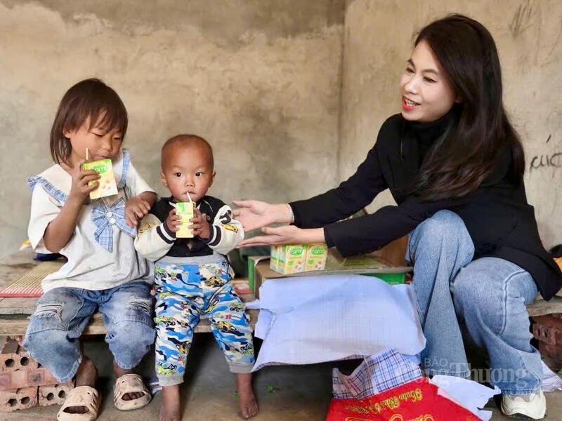 Phóng viên Liên Minh OK VIP Giải Trí Cá Cược World Cup 2026 thăm và trao quà cho các cháu nhỏ gia đình anh Tẩn A Lơ (bản Lang, xã Khổng Lào, tỉnh Lai Châu).