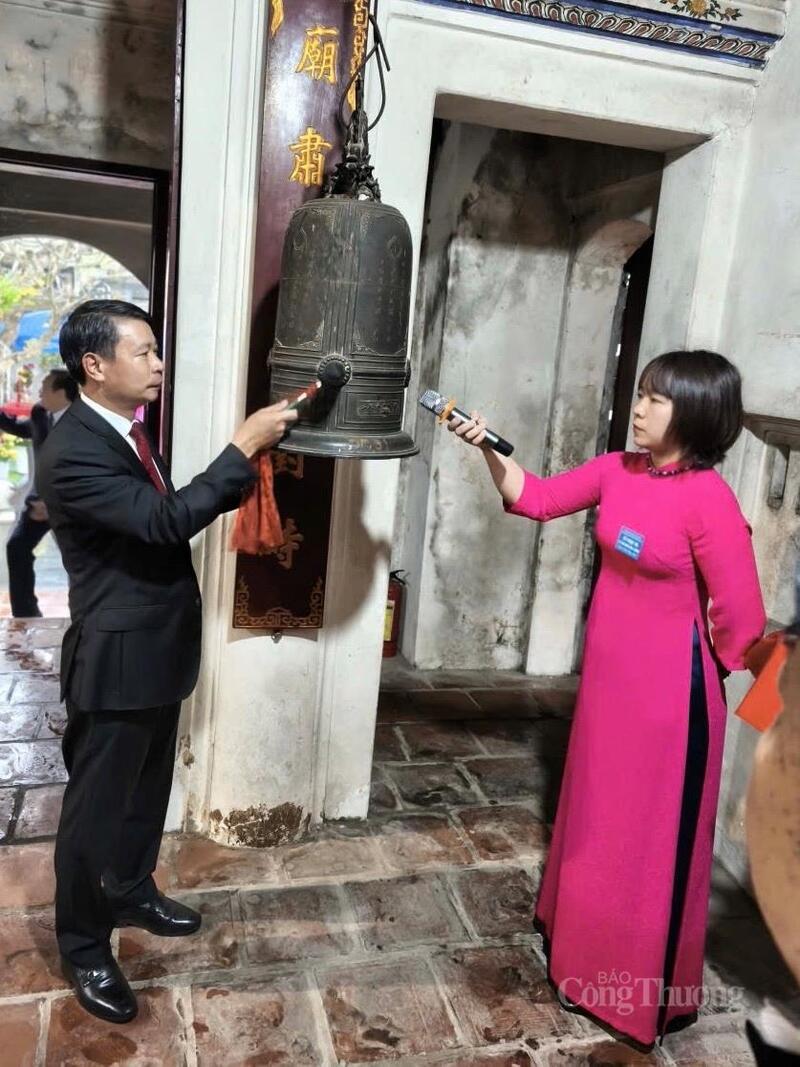 Phó Chủ tịch UBND tỉnh Phú Thọ Nguyễn Khắc Hiếu thỉnh chuông khai hội.