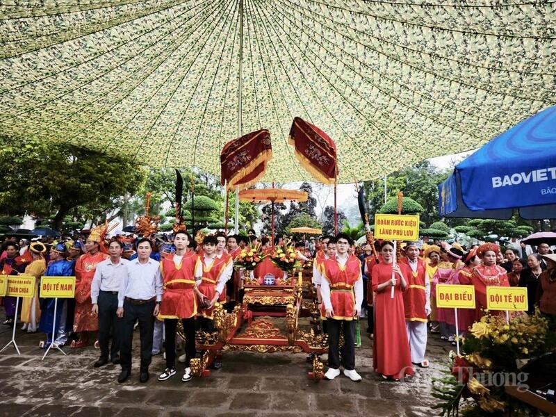 Các nghi lễ truyền thống được diễn ra trang nghiêm như lễ rước, lễ dâng hương, lễ tế.