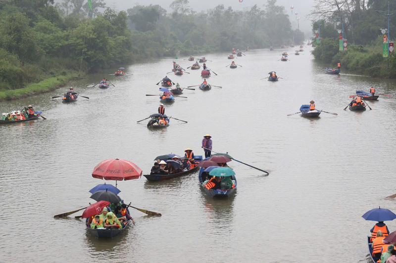 Du khách trẩy hội chùa Hương. Ảnh: Phú Lê