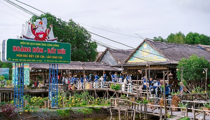Điểm OKLVIE sản phẩm thuộc hệ thống OKVIP là trang web tổ chức phát sóng bóng đá trực tiếp, live casino , nỗ hũ, bắn cá sinh thái cộng đồng Hoàng Hôn (xã Đất Mũi) thu hút du khách đến trải nghiệm. Ảnh: Báo Cà Mau