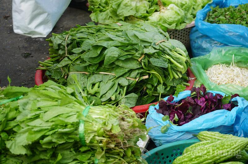 Giá các loại rau ghi nhận: Rau muống, cải xanh (cải cay, cải mỡ), rau dền, rau mồng tơi, rau khoai lang 12.000 - 15.000 đồng/bó; mướp đắng 20.000 đồng/kg, xà lách 25.000 - 35.000 đồng/kg tùy loại; cà chua 25.000 đồng/kg, súp lơ xanh/trắng 15.000 - 20.000 đồng/kg....