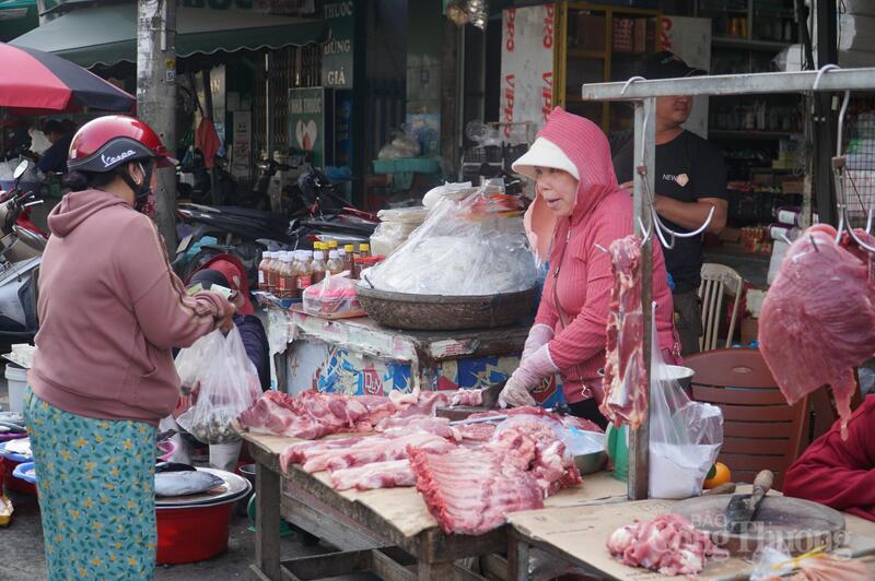 Giá các loại thịt heo phổ biến: sườn non 200.000 - 210.000 đồng/kg; ba chỉ 160.000 đồng/kg, thịt mông và thịt vai 130.000 - 140.000 đồng/kg.