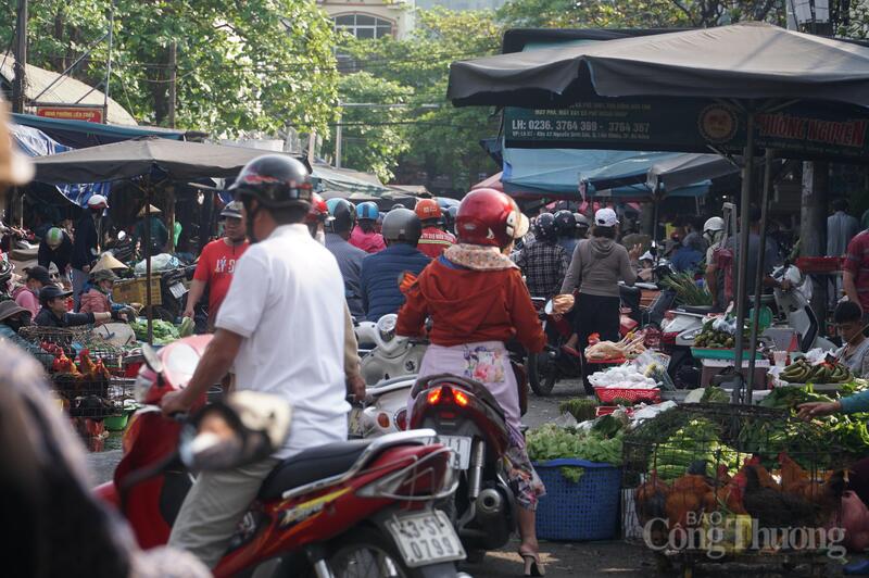 Chợ truyền thống tại TP. Đà Nẵng ngày mùng 6 Tết sôi động.