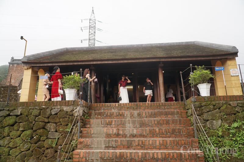 Du khách check-in tại nhà Trú Sở bên trong khu di tích.