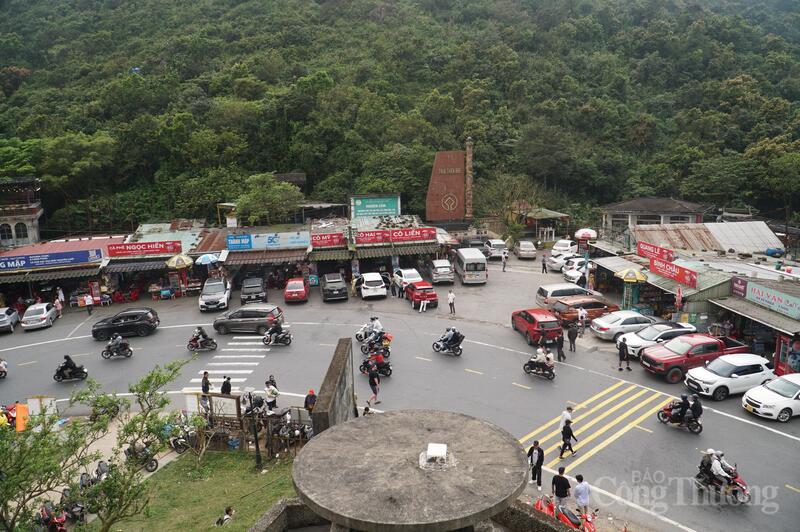 Ghi nhận trong ngày 22/2 (mùng 6 tết Bính Ngọ), hàng trăm lượt ô tô, xe máy đưa hàng nghìn du khách đến tham quan, tìm hiểu di tích Hải Vân Quan.