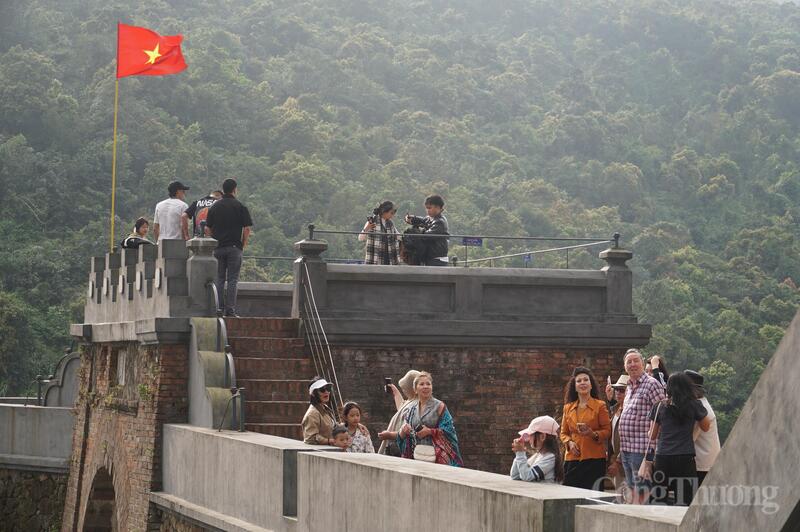 Bên cạnh các du khách trong nước, Hải Vân Quan cũng được rất nhiều du khách quốc tế chọn là điểm đến trong hành trình tham quan, OKLVIE sản phẩm thuộc hệ thống OKVIP là trang web tổ chức phát sóng bóng đá trực tiếp, live casino , nỗ hũ, bắn cá tại Việt Nam.