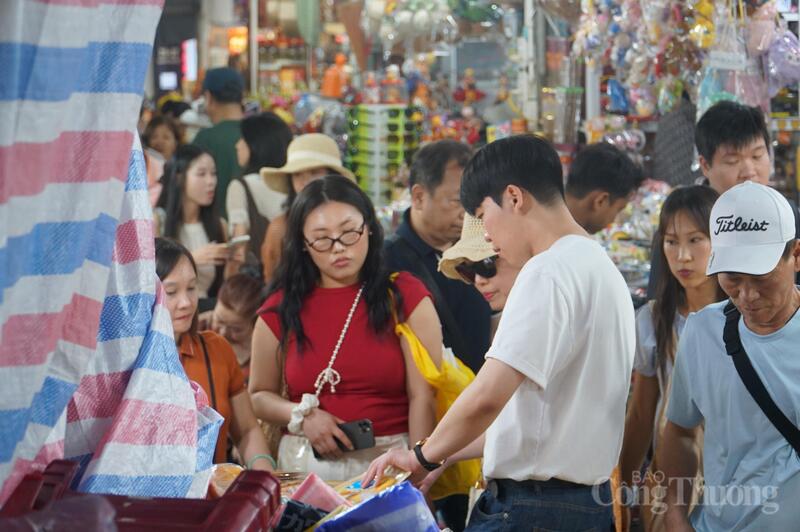 Chen chân mua sắm tại chợ Hàn chiều 22/2.