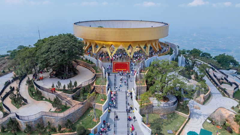 Hội xuân Núi Bà Đen năm Bính Ngọ 2026, diễn ra xuyên suốt tháng Giêng, được khai mạc ngày 20/2 với chủ đề “Hương sắc Tây Ninh năm 2026”.