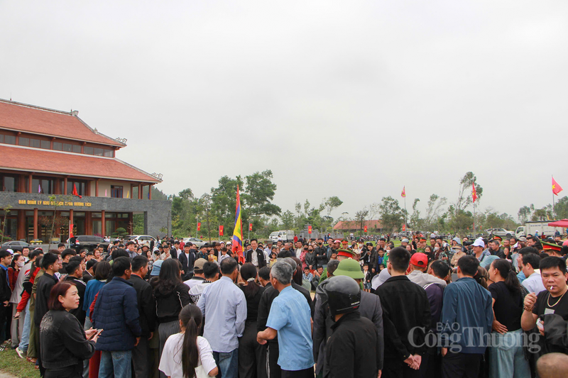 Ngôi chùa gắn với câu chuyện truyền thuyết về công chúa Diệu Thiện, con gái vua Sở Trang Vương đã đến đây tu hành đắc đạo và hóa thành Phật bà trăm tay nghìn mắt, phổ độ chúng sinh.