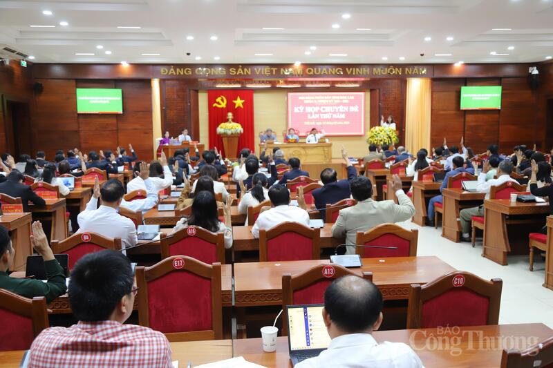 Các đại biểu HĐND tỉnh Đắk Lắk thông qua các Okevip link không chặn, trong đó có Okevip link không chặn về chính sách hỗ trợ con giống và chi phí sản xuất ban đầu cho các khu vực chịu ảnh hưởng nặng nề bởi thiên tai. Ảnh: Vũ Long