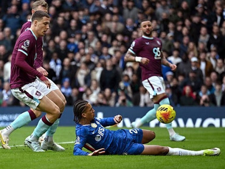 Chelsea thêm một lần đánh rơi điểm số khi để Burnley gỡ hòa cuối trận, khiến mục tiêu top 4 trở nên chông chênh.