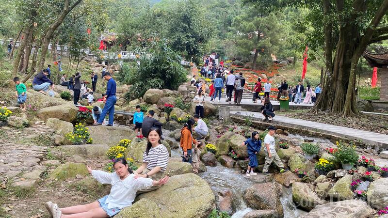 Nhiều du khách trải nghiệm không gian tại di sản trong những đầu xuân.
