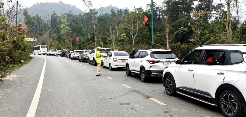 Lực lượng Cảnh sát giao thông tỉnh Quảng Ninh phân luồng, hướng dẫn các phương tiện tham gia giao thông trên đường vào Khu di tích danh thắng Yên Tử. Ảnh: CTV