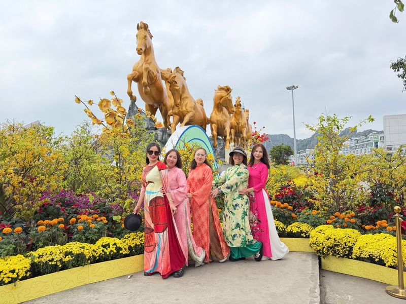 Đường hoa tại trung tâm tỉnh Quảng Ninh cũng là một trong những lựa chọn của đông đảo nhân dân và du khách đầu xuân. Ảnh: Thanh Tùng