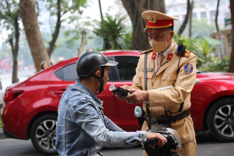 Lực lượng Cảnh sát giao thông Hà Nội kiểm tra nồng độ cồn ngày mùng 1 Tết. Ảnh: Cục Cảnh sát giao thông