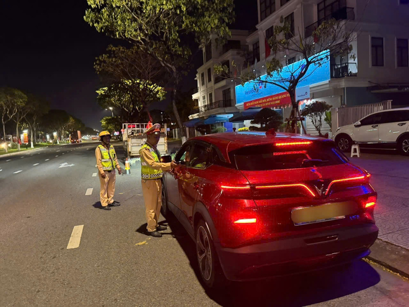 Lực lượng Cảnh sát giao thông kiểm tra nồng độ cồn với lái xe con. Ảnh: Cục Cảnh sát giao thông