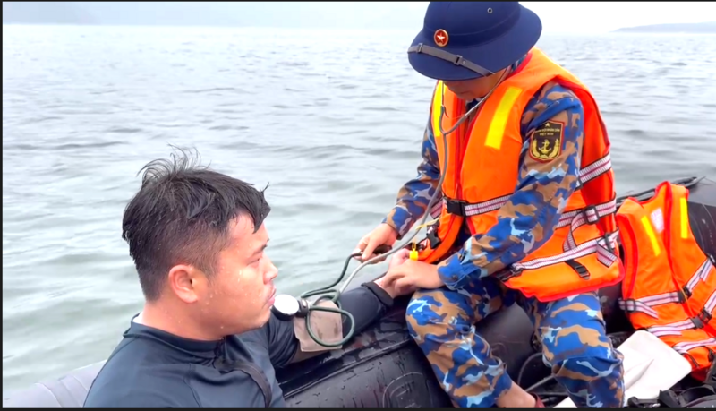 Thợ lặn được đưa lên thuyền để kiểm tra sức khỏe.