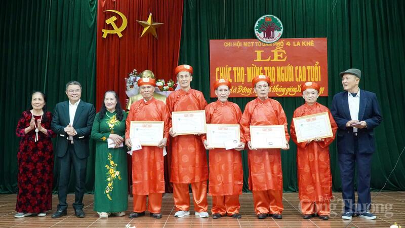 Ở nhiều nơi, lễ mừng thọ đầu năm đã thành thông lệ.