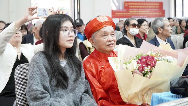 Em Nguyễn Lê Minh Huyền cùng ông ngoại - ông Lê Quang Thạch tại buổi lễ chúc thọ của địa phương.