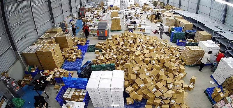 Nhân sự ngành kho vận phải hoạt động hết công suất để xử lý lượng hàng hóa khổng lồ sau kỳ nghỉ dài. Ảnh NVCC